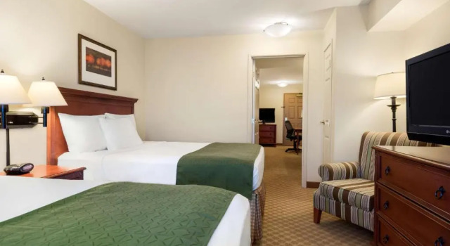 Четырёхместный люкс c 1 комнатой Country Inn & Suites by Radisson, Peoria North, IL