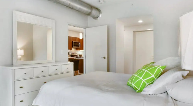 Апартаменты Luxury c 1 комнатой Bluebird Suites near Cleveland Clinic