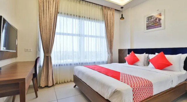 Oyo 26587 the Grand Vatika, Rezerwuj Hotel Ankleshwar Gujarat