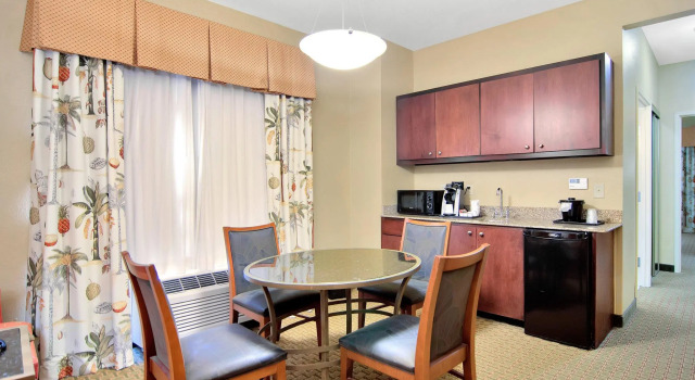 Двухместный люкс Holiday Inn Express Hotel & Suites DFW West - Hurst by IHG