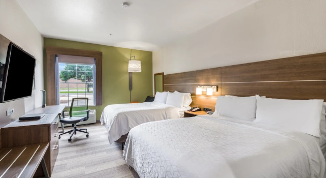 Четырёхместный номер Standard Holiday Inn Express Hotel & Suites Columbus by IHG
