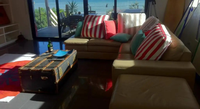 Коттедж c 1 комнатой Award Winning Beach Front Retreat
