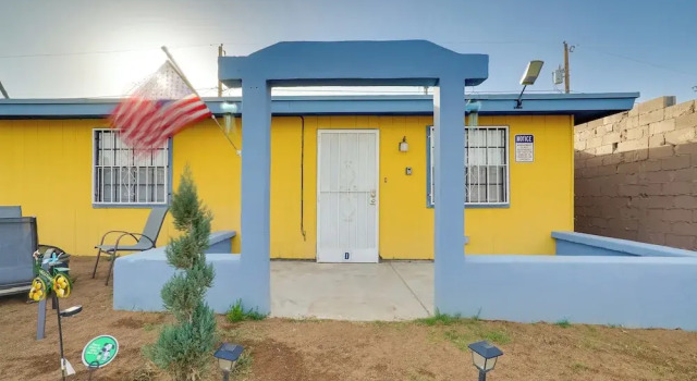 Central El Paso Home w/ Fire Pit!, Rezerwuj Dom wakacyjny Domki letniskowe w El Paso, Domek