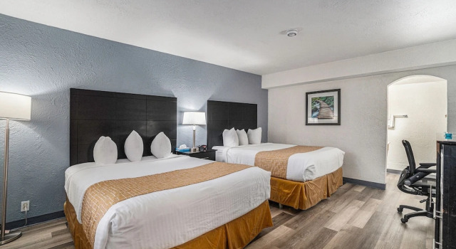 Шестиместный номер Standard с 2 комнатами Travelodge by Wyndham Traverse City MI