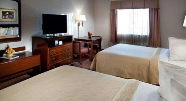 Четырёхместный номер Standard Quality Inn & Suites Near University