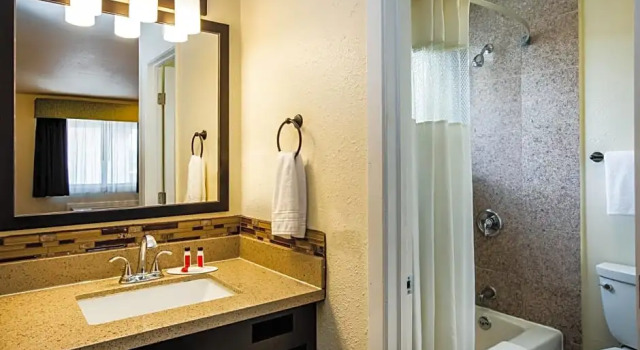 Четырёхместный номер Days Inn by Wyndham Monterey Downtown