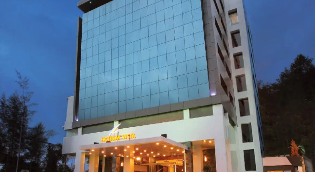 Holiday Vista Thekkady a premium hotel near periyar wild life sanctuary with sky view pool, Забронировать Отель Недорогие отели штата Кералы, недорого