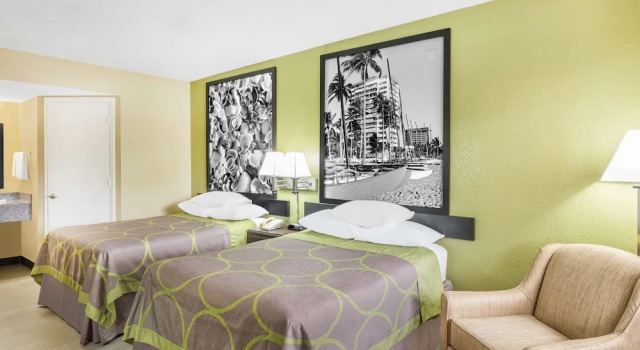 Четырёхместный номер Deluxe Super 8 by Wyndham Sarasota Near Siesta Key