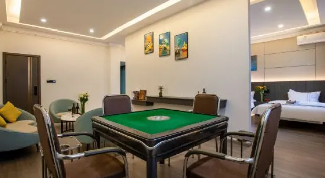 Люкс Мансарда Haiyue Movie Hotel (Mengzi Wencui Road)