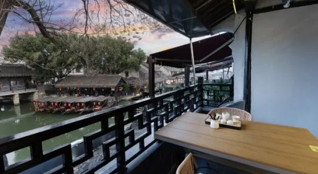 Люкс с балконом и с видом на внутренний двор Xitang Yuting Linhe Boutique Homestay