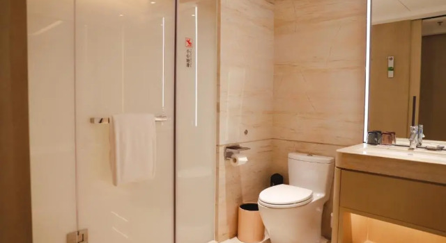 Четырёхместный номер Standard Renaissance Shenzhen Luohu Hotel