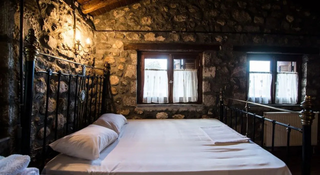 Tithoreans' Traditional Residences, Book Hotel Itea 