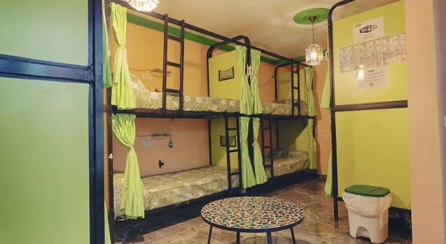 Кровать в общем номере с видом на внутренний двор Charming Nerja Hostel