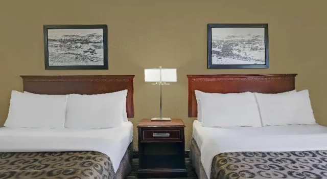 Четырёхместный люкс SureStay Plus Hotel by Best Western Drumheller