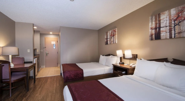 Четырёхместный люкс с 2 комнатами Guest Inn & Suites - Midtown Medical Center