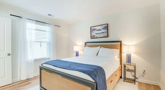 Charming Charlotte Townhome: 6 Mi to Downtown!, 预订 公寓 University Place 北卡罗莱纳州