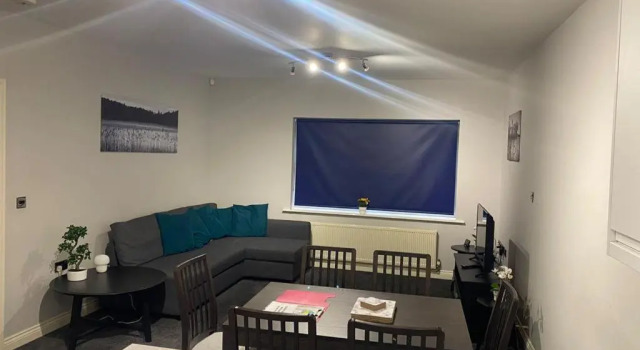 Апартаменты с 2 комнатами Beautifully refurbished 2 bedroom self-contained apartment with secure parking