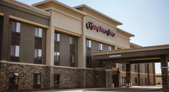 Кровать в общем номере Hampton Inn Mitchell