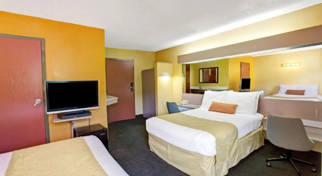 Четырёхместный номер Standard Microtel Inn & Suites by Wyndham Gatlinburg
