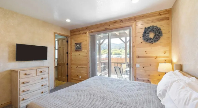 Hot Tub, Game Room, Large Deck w/ Mountain Views, 4bdr Paw Print by Avantstay, Забронировать Отель Отели Биг-Бэр-Лейк 3 звезды, рядом с Chair 5, 3*