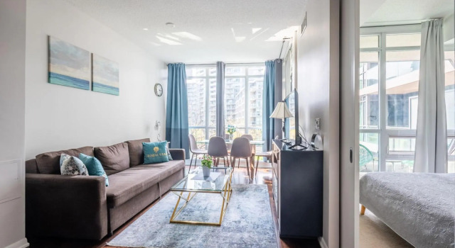 Modern Bright 1Br+Den Unit Downtown, Varaa Hotelli Toronto 