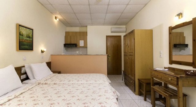 Semeli, Book Hotel Chrisi Akti 