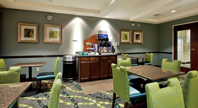 Holiday Inn Express Hotel & Suites Picayune by IHG, Забронировать Отель Пикаюн 