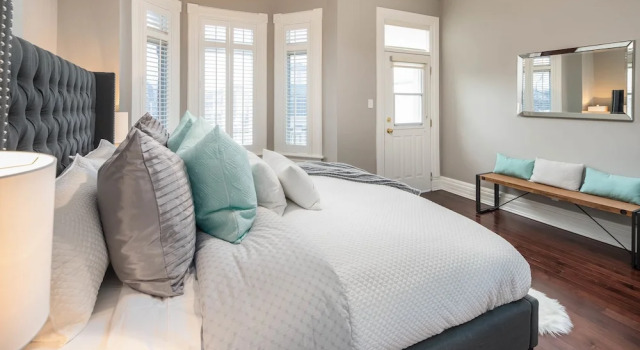 QuickStay - Chic & Modern Townhouse in Little Italy, Varaa Hotelli Toronto 