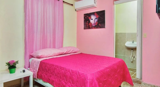 Room in Guest Room - Queen Of Hearts - Rh