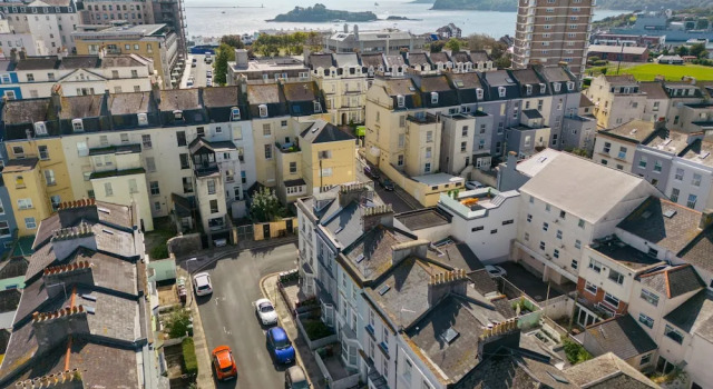 4 Bed - St James House by Smart Welcomes, Забронировать Дом для отпуска Плимут Девон, рядом с Plymouth Naval Memorial