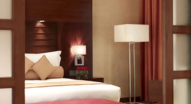 Люкс c 1 комнатой с балконом Crowne Plaza Sohar by IHG