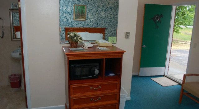 Четырёхместный номер Standard с видом на горы Sara Glen Motel - Saratoga Springs-Glens Falls