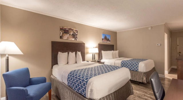 Кровать в общем номере SureStay Plus Hotel by Best Western Lehigh Valley