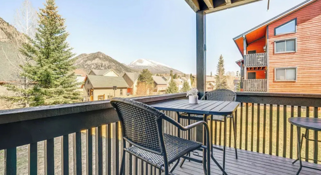 Апартаменты 1/2 Mi to Dtwn Frisco: Mtn-view Condo w/ Pool!