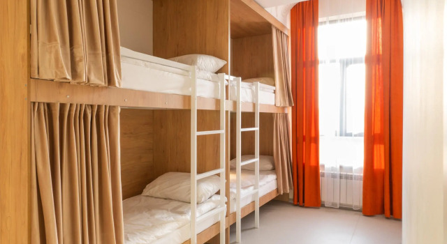 Cama em dormitório ololoYurt