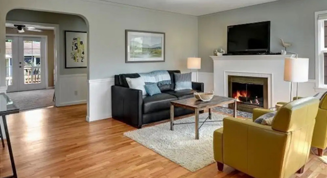 Alki Beach House - Three Bedroom Home with Fireplace