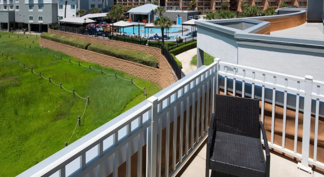 Четырёхместный номер Standard с видом на бассейн Courtyard by Marriott Galveston Island