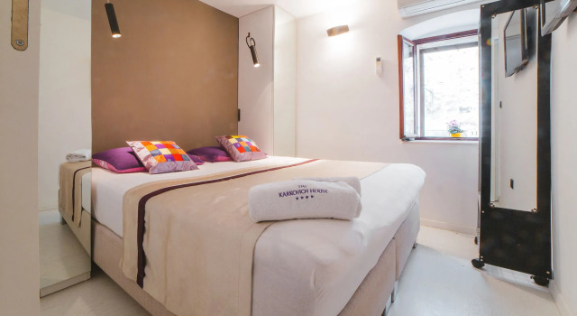House Karkovich, Prenota Hotel Città di Lesina 