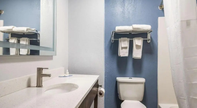 Номер Standard с видом на озеро Quality Inn - On The Lake Clarksville-Boydton