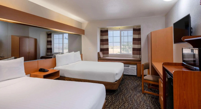 Четырёхместный номер Standard Microtel Inn & Suites by Wyndham Salt Lake City Airport