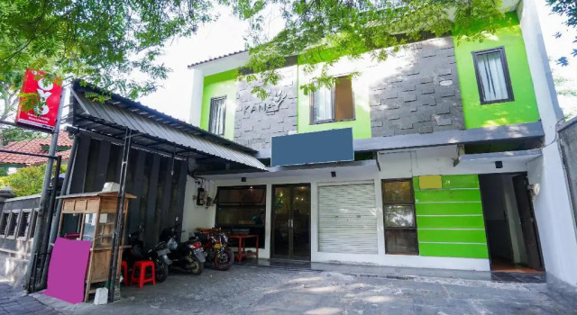 OYO 1956 Kana Family Residence, Book Hotel Hoteller i Gresik med parkering, Parkering
