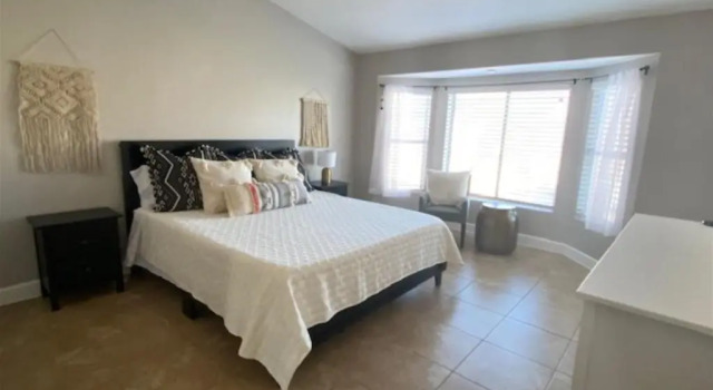 Коттедж Cozy spacious house, pool heater, spa, firepit