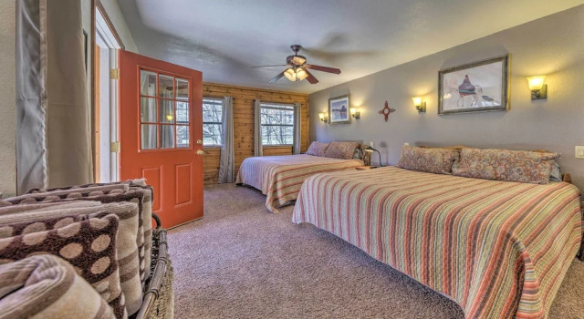 Lovely Creekside Ruidoso Home w/ Hot Tub & Deck!, Varaa Lomakoti Ruidoso New Mexico