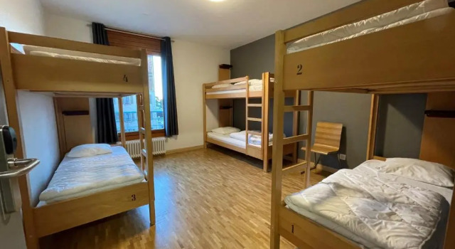Кровать в общем номере Geneva Hostel