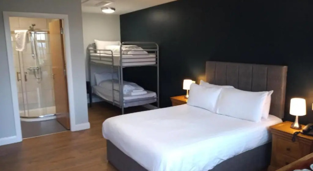 Четырёхместный номер Standard Standing Stones Lodge