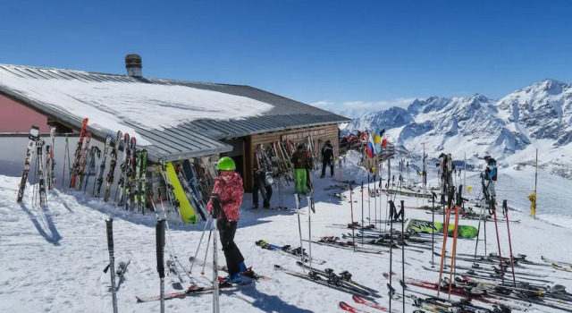 Апартаменты Contemporary Apartment in Breuil-Cervinia near Ski Area