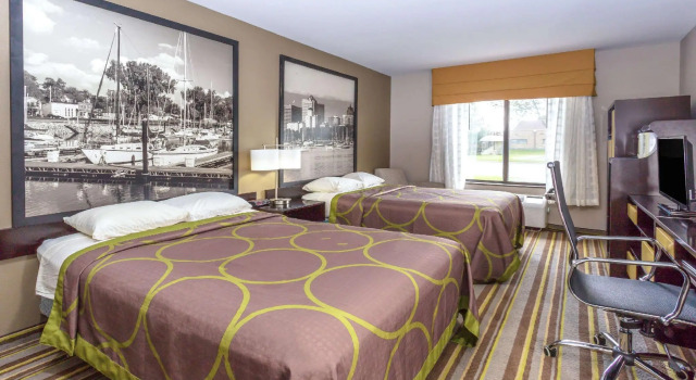 Standard Vierer Zimmer Super 8 by Wyndham Delavan Near Lake Geneva