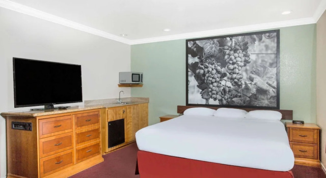 Полулюкс Upper Lake Inn & Suites