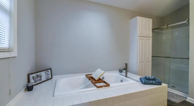 Коттедж South Asheville home with hot tub just 11 miles to downtown