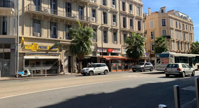 Loft 3 pièces duplex 3 étoiles calme centre ville à 5 mn des plages et palais